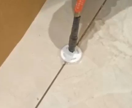 左贡瓷砖空鼓维修公司专业解答瓷砖在铺贴过程中，如果没有涂抹均匀到位的粘结材料（如水泥砂浆或瓷砖胶），可能会导致以下问题