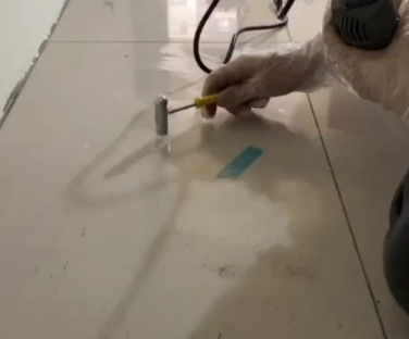 左贡瓷砖开裂维修公司专业分享瓷砖在铺贴前如果没有沥干水分，将会导致以下问题